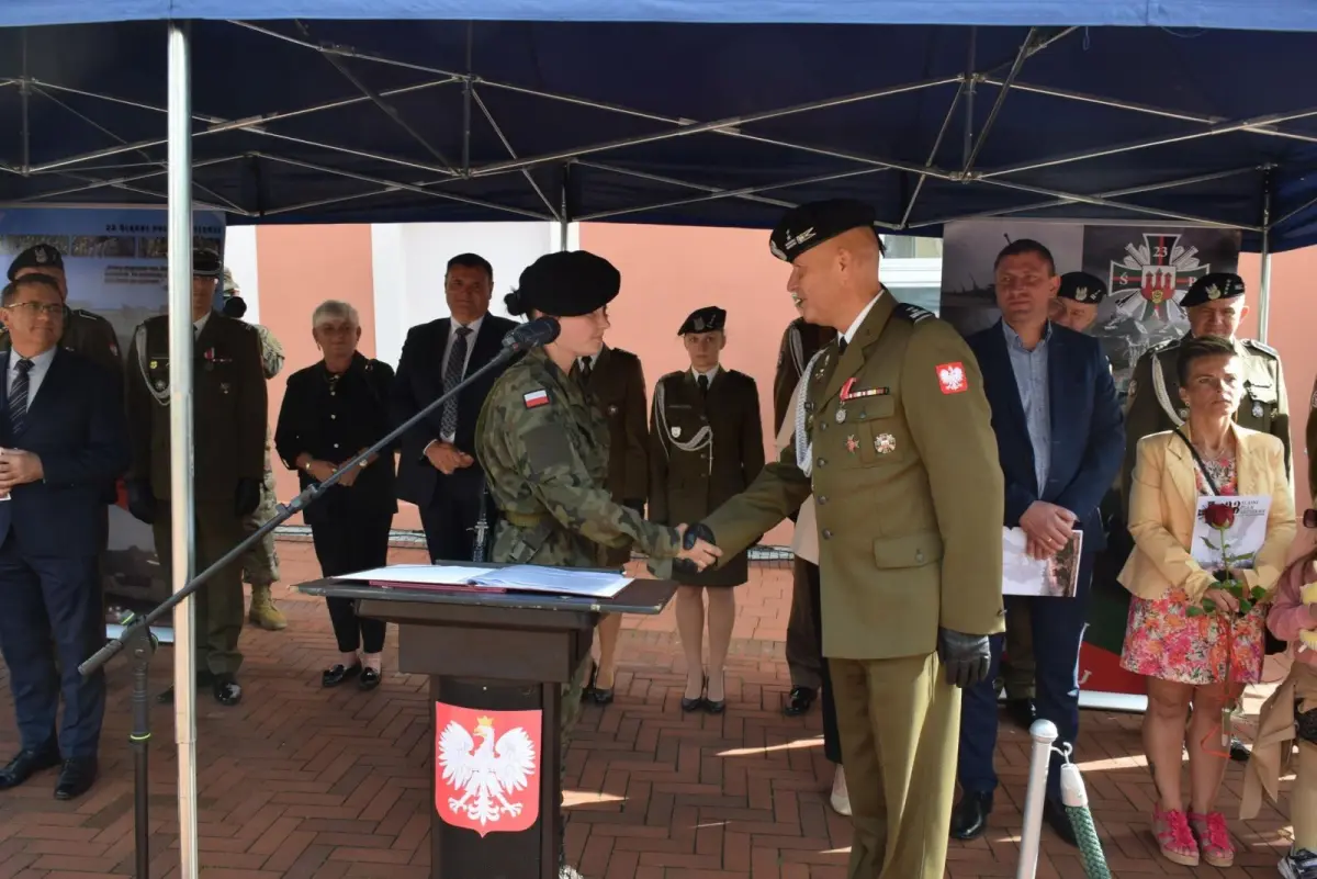 Przysięga 75 żołnierzy na rynku w Nowogrodźcu