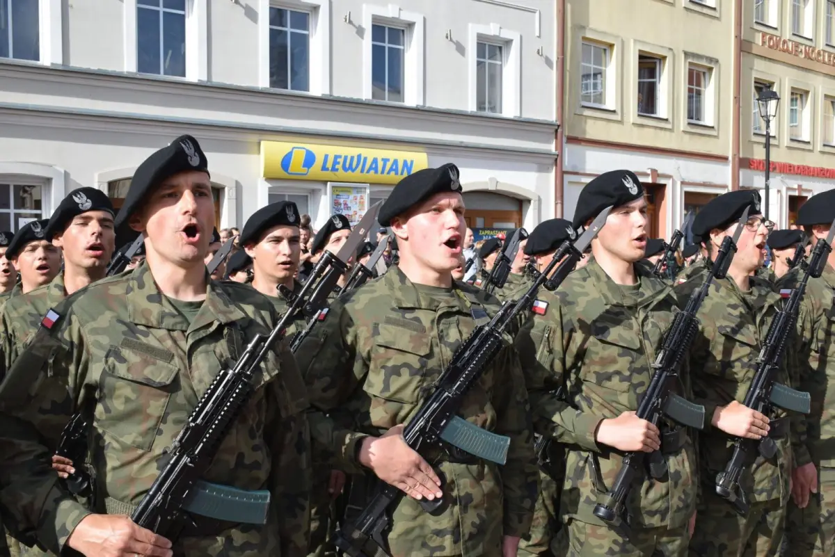 Przysięga 75 żołnierzy na rynku w Nowogrodźcu