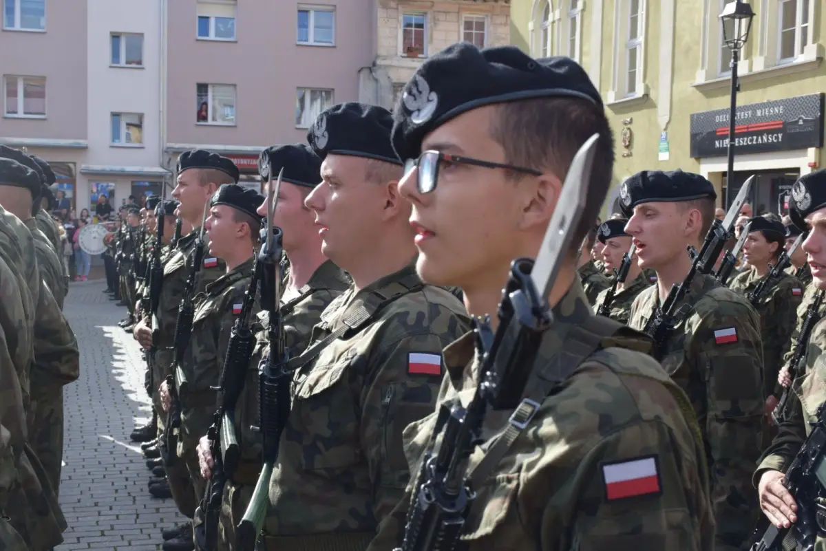 Przysięga 75 żołnierzy na rynku w Nowogrodźcu