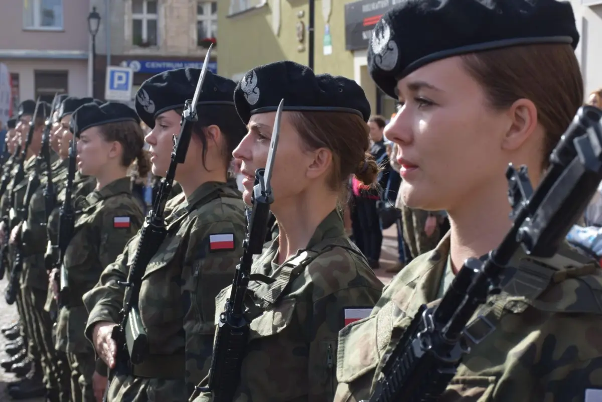 Przysięga 75 żołnierzy na rynku w Nowogrodźcu