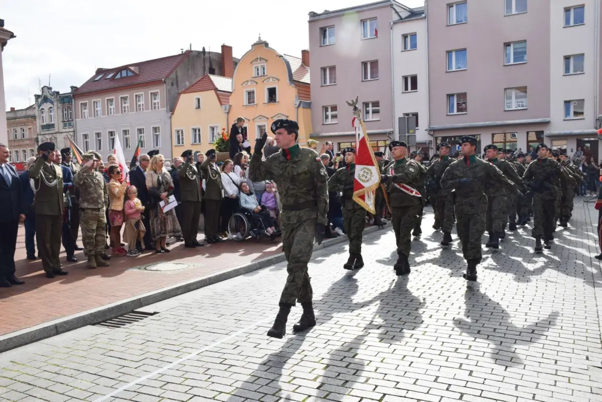 Przysięga 75 żołnierzy na rynku w Nowogrodźcu