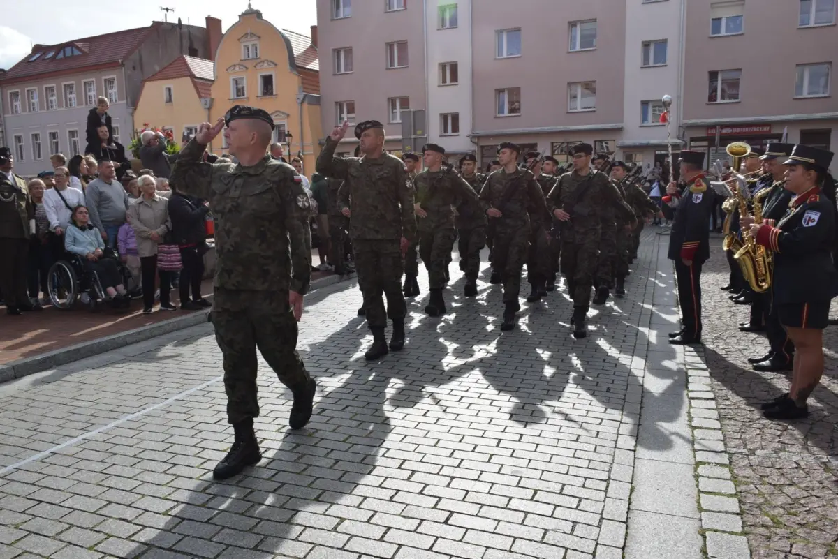 Przysięga 75 żołnierzy na rynku w Nowogrodźcu