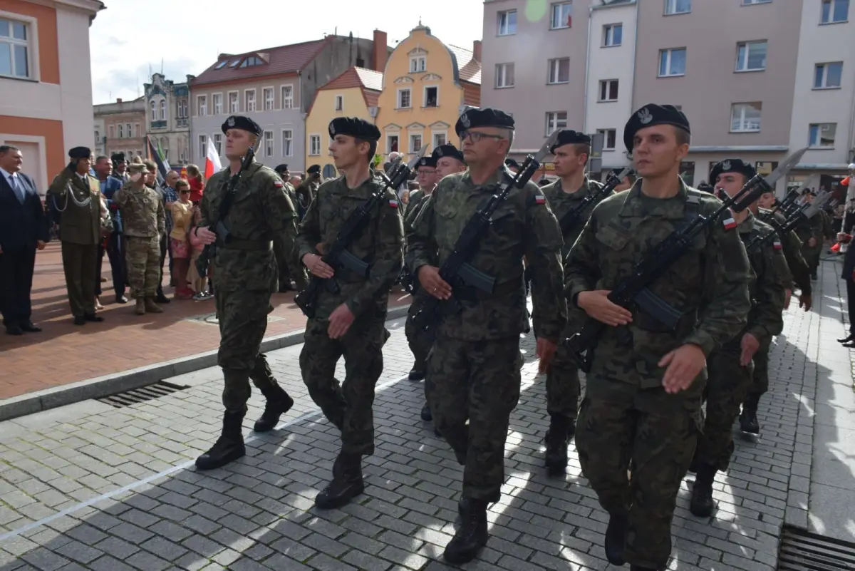 Przysięga 75 żołnierzy na rynku w Nowogrodźcu