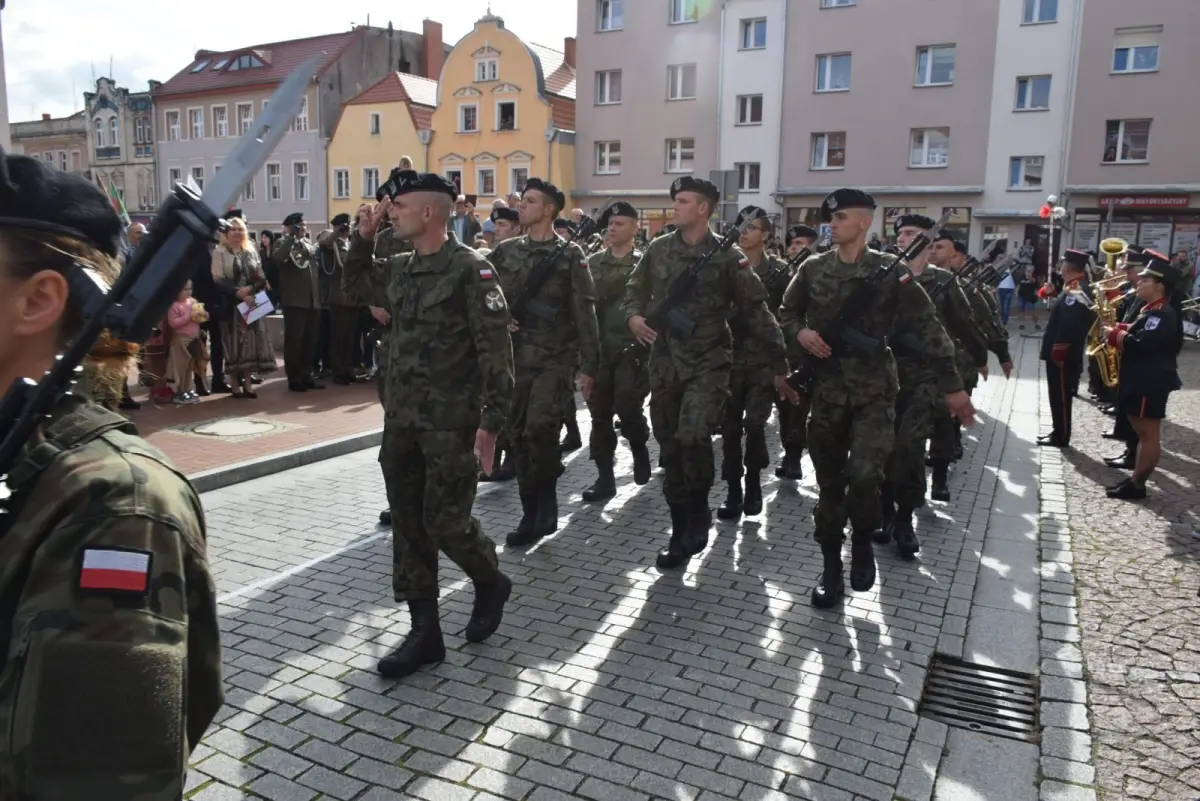 Przysięga 75 żołnierzy na rynku w Nowogrodźcu