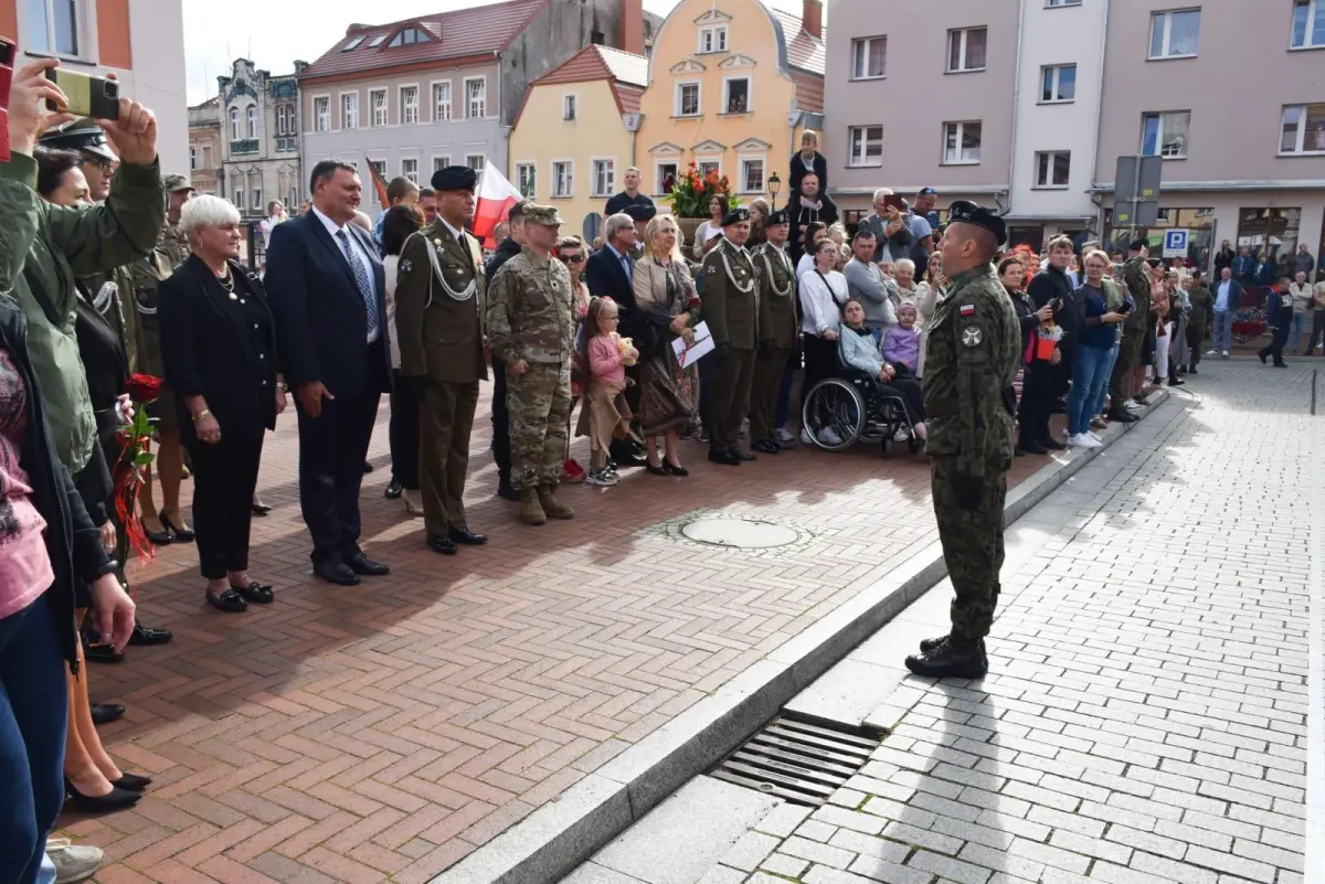 Przysięga 75 żołnierzy na rynku w Nowogrodźcu