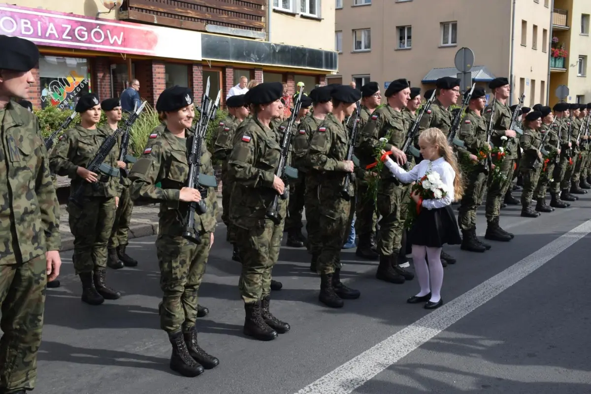 Przysięga 75 żołnierzy na rynku w Nowogrodźcu