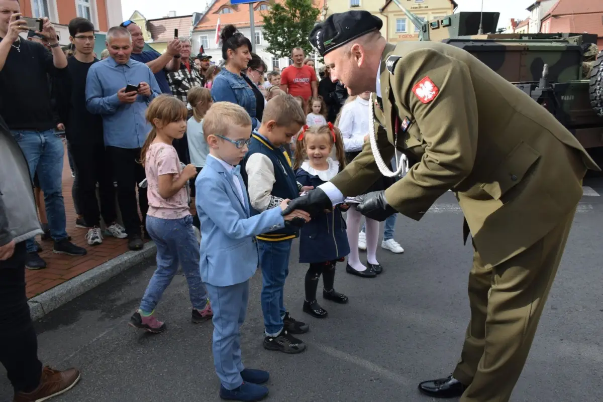Przysięga 75 żołnierzy na rynku w Nowogrodźcu