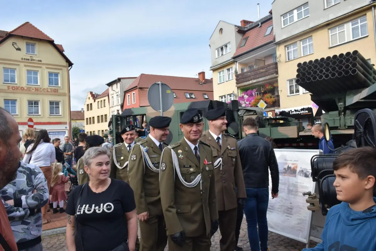 Przysięga 75 żołnierzy na rynku w Nowogrodźcu