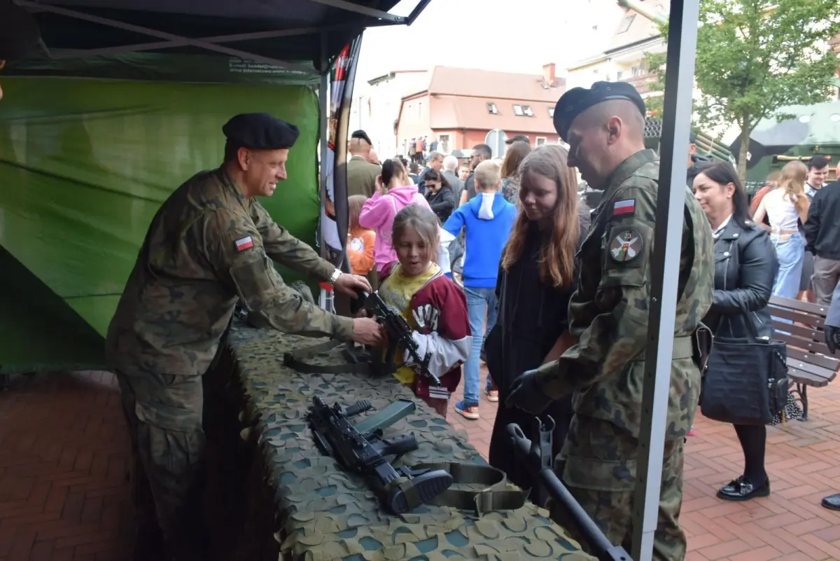Присяга 75 солдатів на ринковій площі в Новогродзці