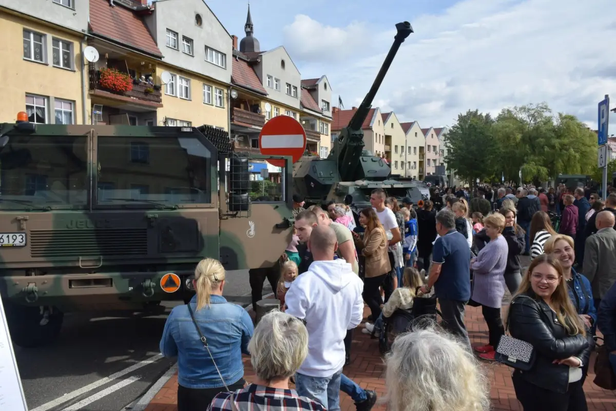 Przysięga 75 żołnierzy na rynku w Nowogrodźcu