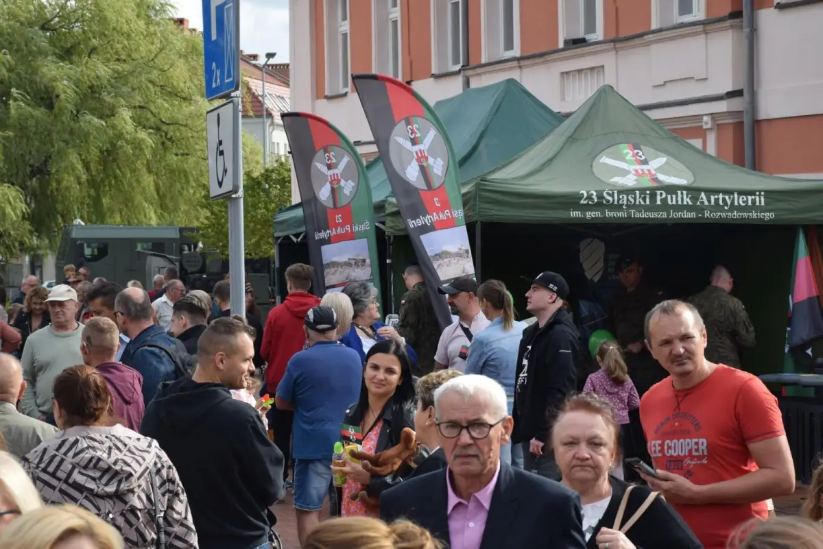 Przysięga 75 żołnierzy na rynku w Nowogrodźcu