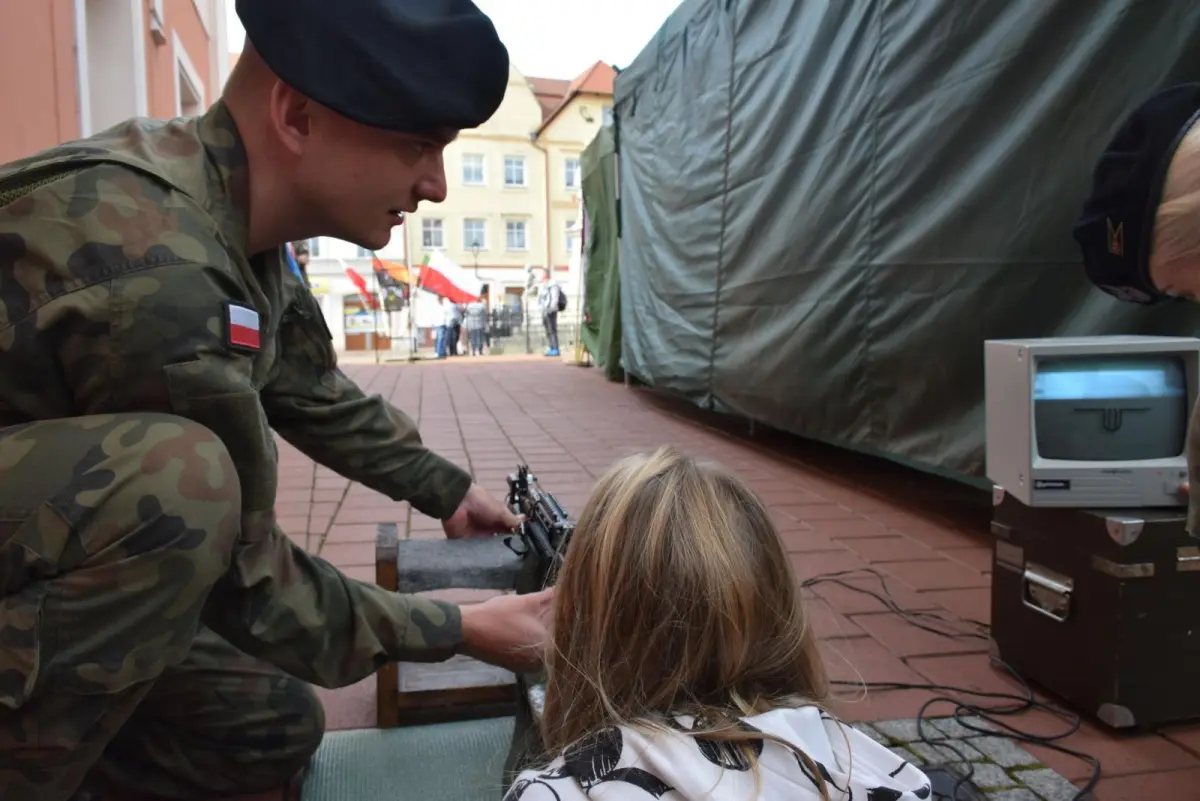 Przysięga 75 żołnierzy na rynku w Nowogrodźcu