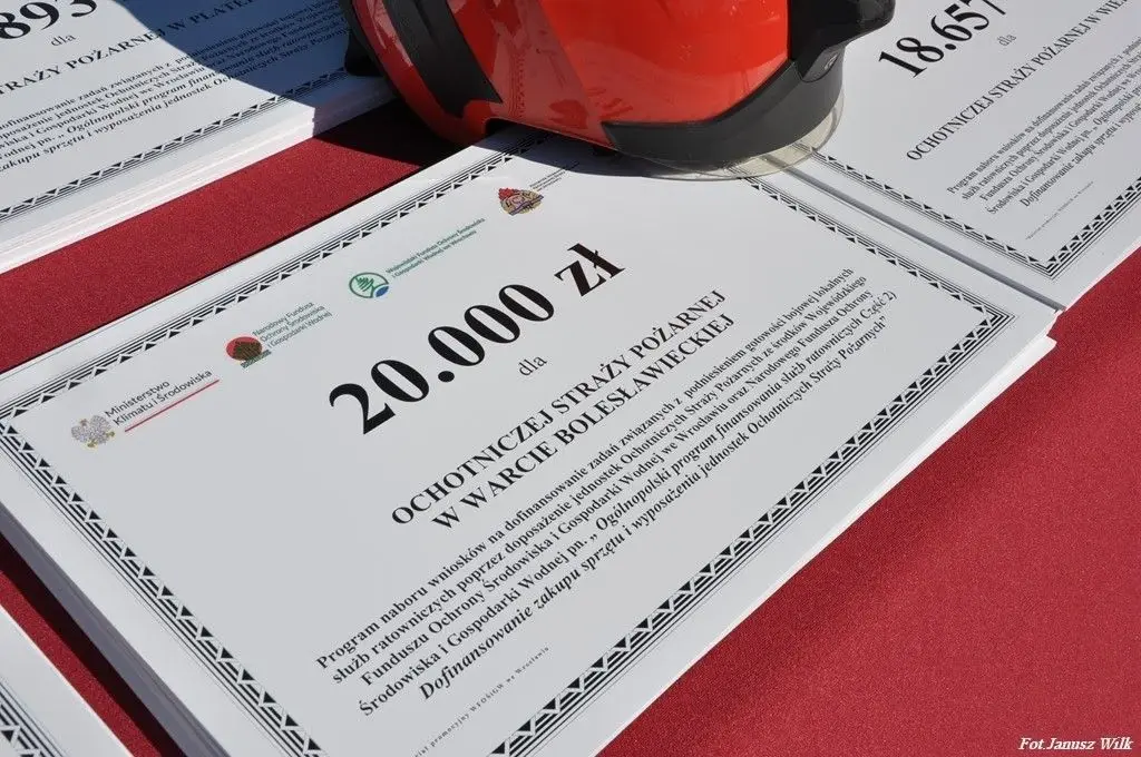 Strażacy z naszego powiatu z promesami na zakup sprzętu