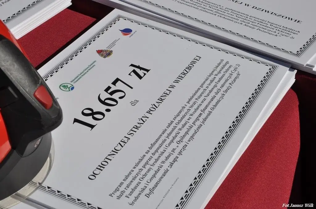 Strażacy z naszego powiatu z promesami na zakup sprzętu