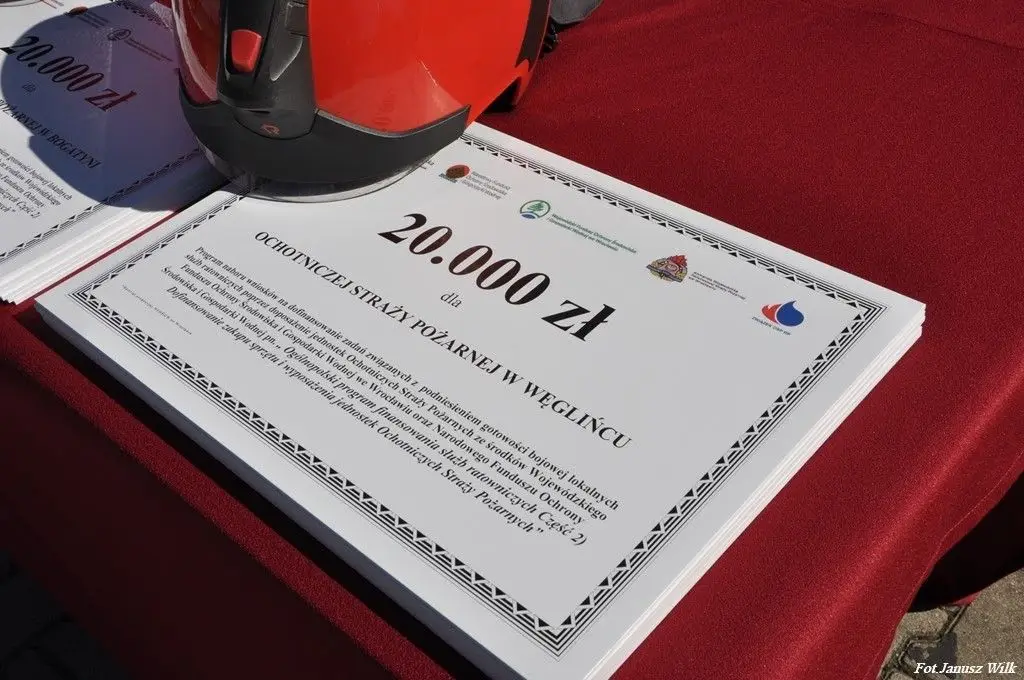 Strażacy z naszego powiatu z promesami na zakup sprzętu