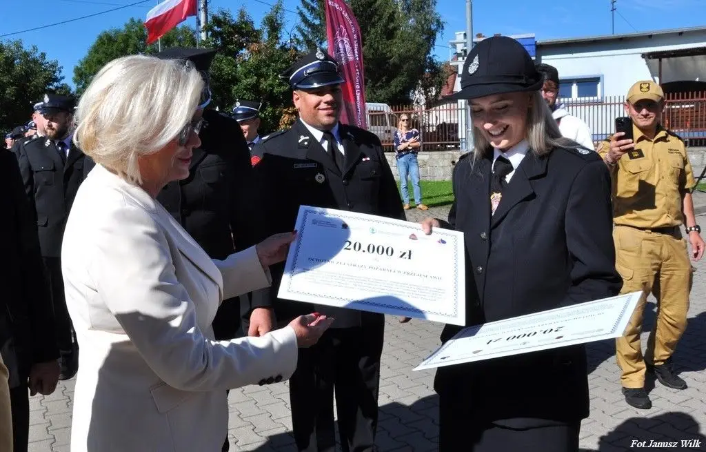 Strażacy z naszego powiatu z promesami na zakup sprzętu