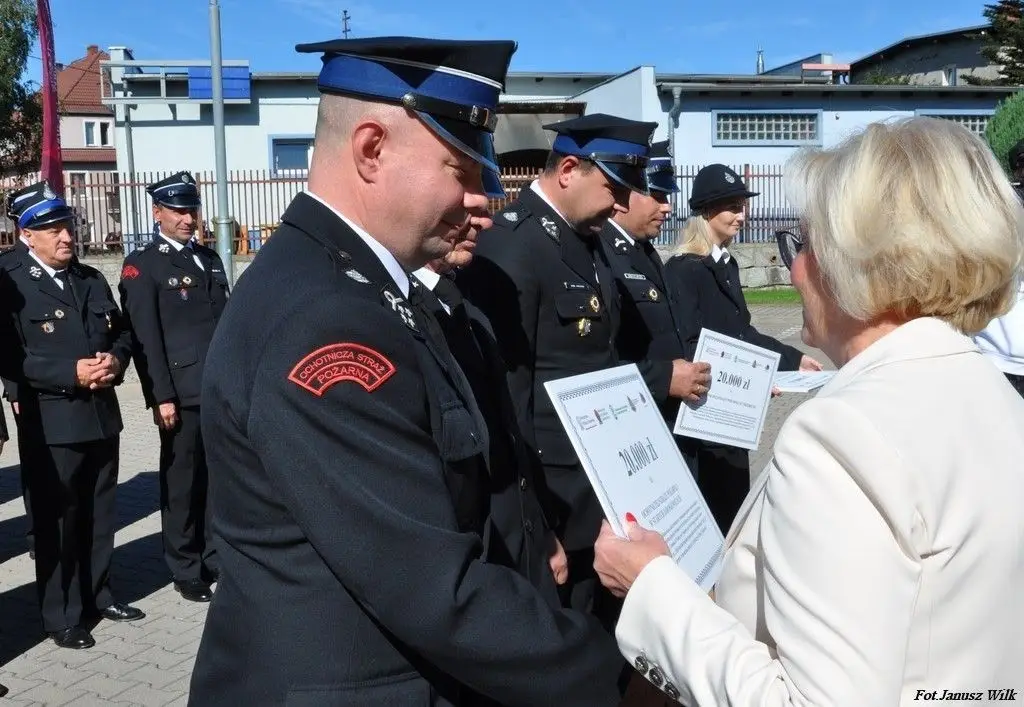 Strażacy z naszego powiatu z promesami na zakup sprzętu
