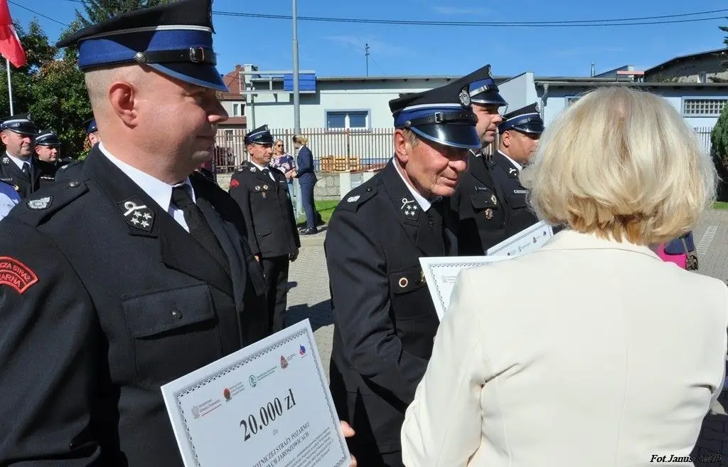 Strażacy z naszego powiatu z promesami na zakup sprzętu