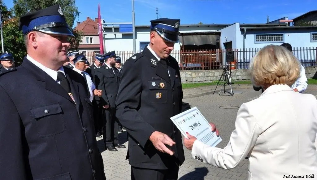 Strażacy z naszego powiatu z promesami na zakup sprzętu
