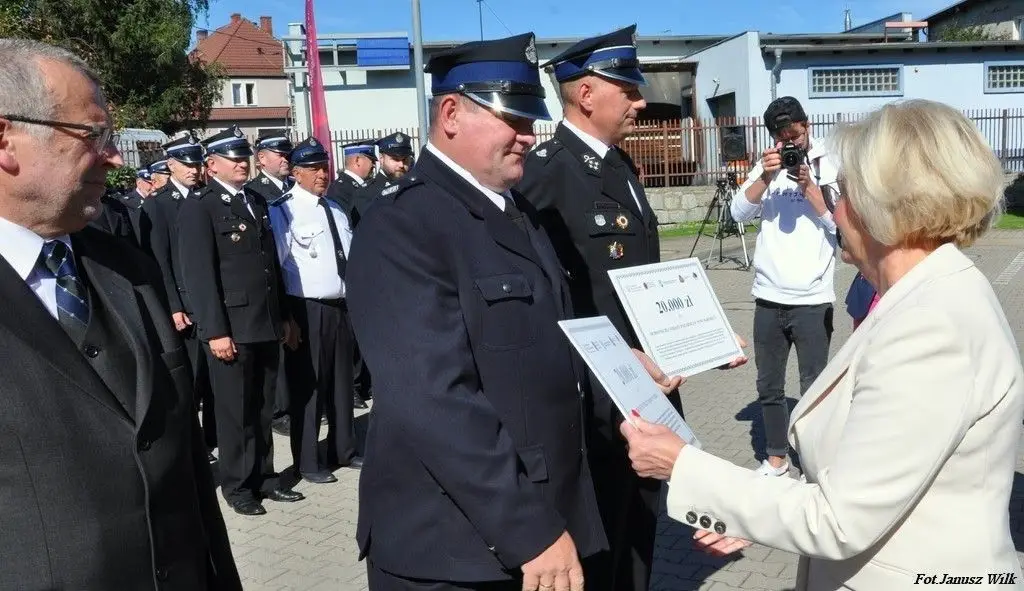 Strażacy z naszego powiatu z promesami na zakup sprzętu