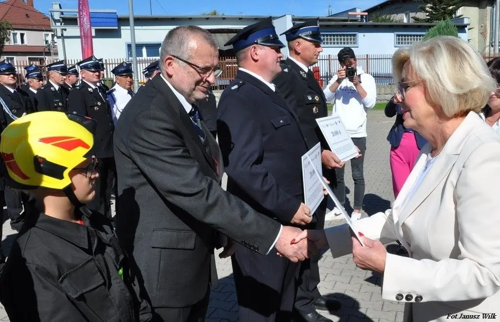 Strażacy z naszego powiatu z promesami na zakup sprzętu