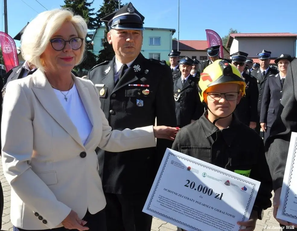 Strażacy z naszego powiatu z promesami na zakup sprzętu
