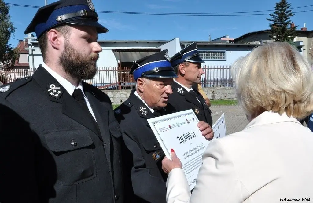 Strażacy z naszego powiatu z promesami na zakup sprzętu