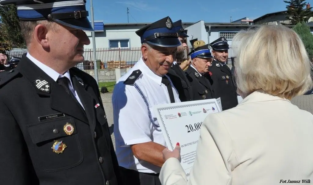 Strażacy z naszego powiatu z promesami na zakup sprzętu