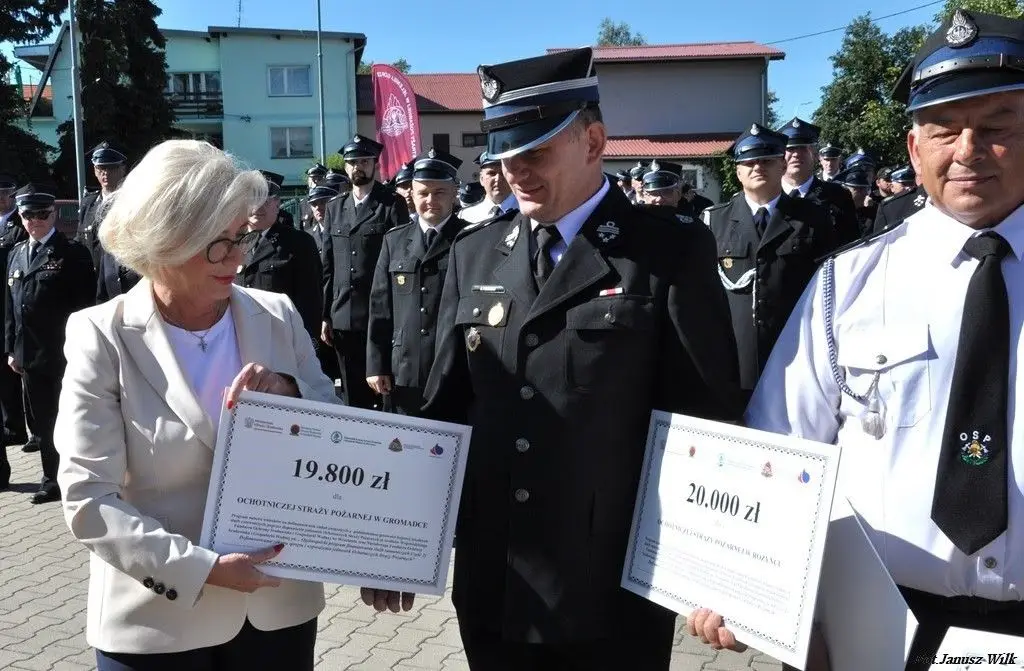Strażacy z naszego powiatu z promesami na zakup sprzętu