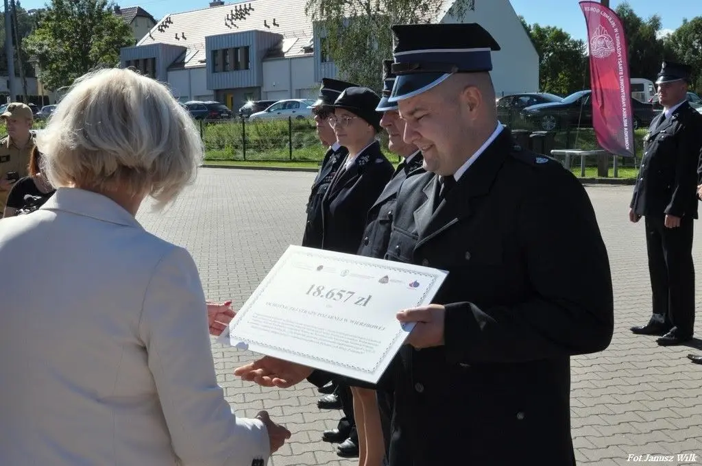 Strażacy z naszego powiatu z promesami na zakup sprzętu