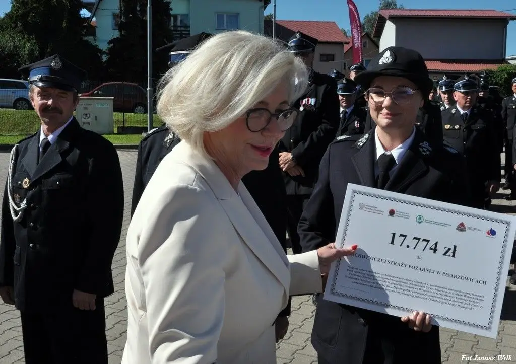 Strażacy z naszego powiatu z promesami na zakup sprzętu