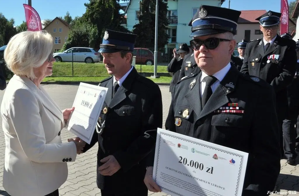 Strażacy z naszego powiatu z promesami na zakup sprzętu