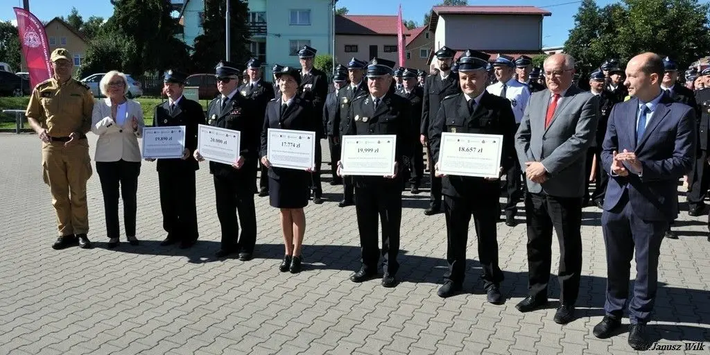 Strażacy z naszego powiatu z promesami na zakup sprzętu