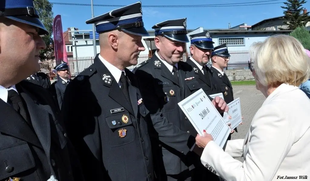 Strażacy z naszego powiatu z promesami na zakup sprzętu