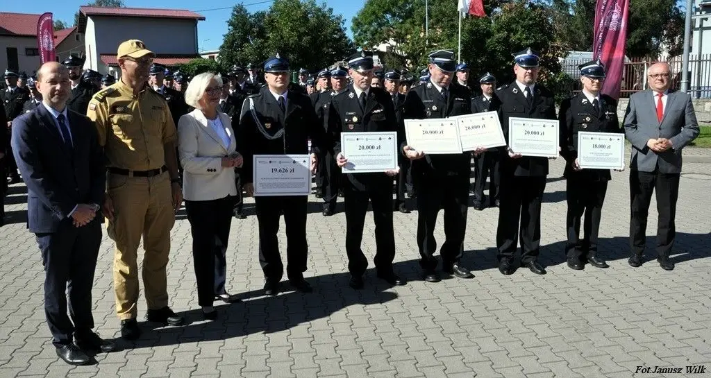 Strażacy z naszego powiatu z promesami na zakup sprzętu