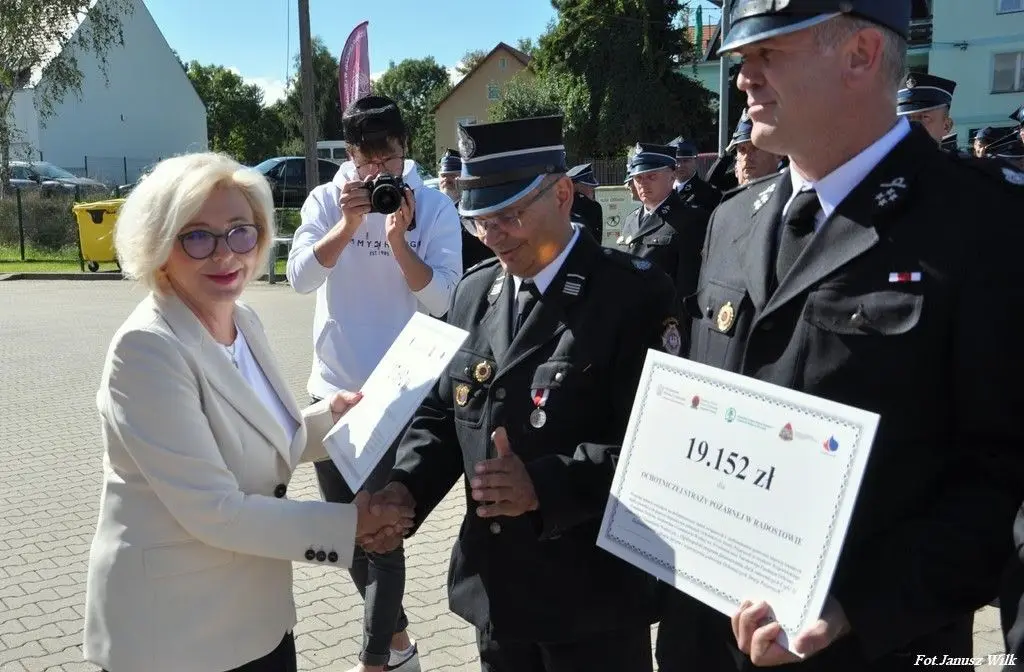 Strażacy z naszego powiatu z promesami na zakup sprzętu