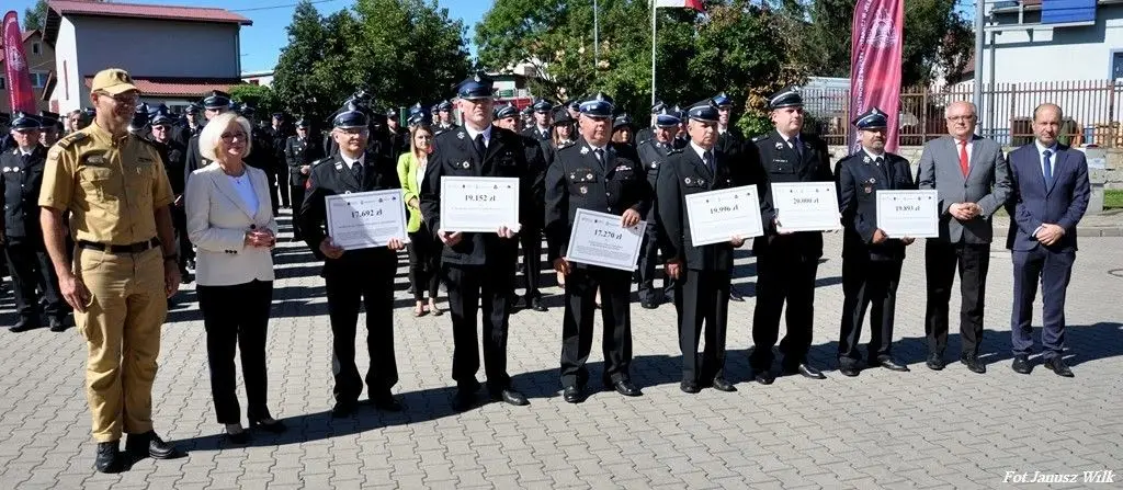 Strażacy z naszego powiatu z promesami na zakup sprzętu