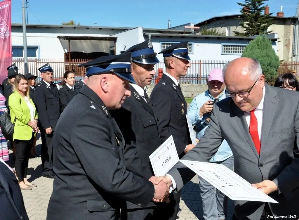 Strażacy z naszego powiatu z promesami na zakup sprzętu