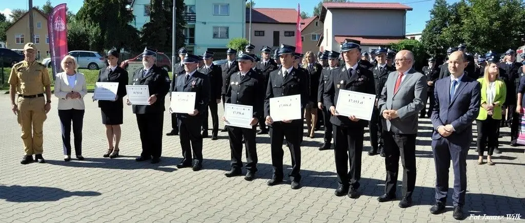 Strażacy z naszego powiatu z promesami na zakup sprzętu
