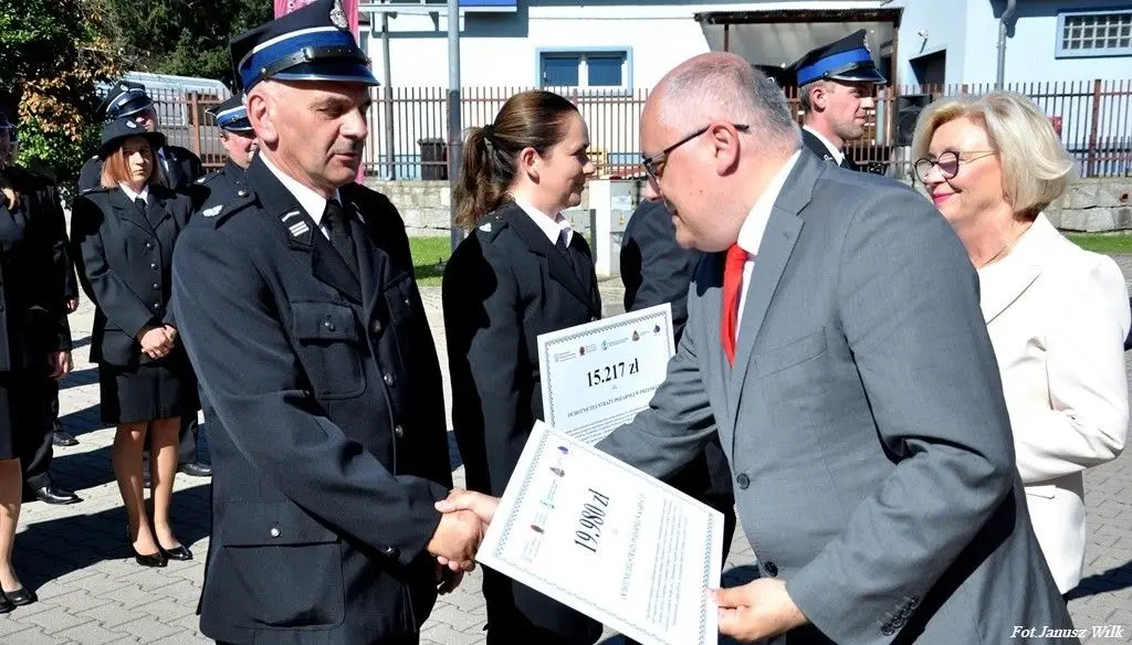 Strażacy z naszego powiatu z promesami na zakup sprzętu