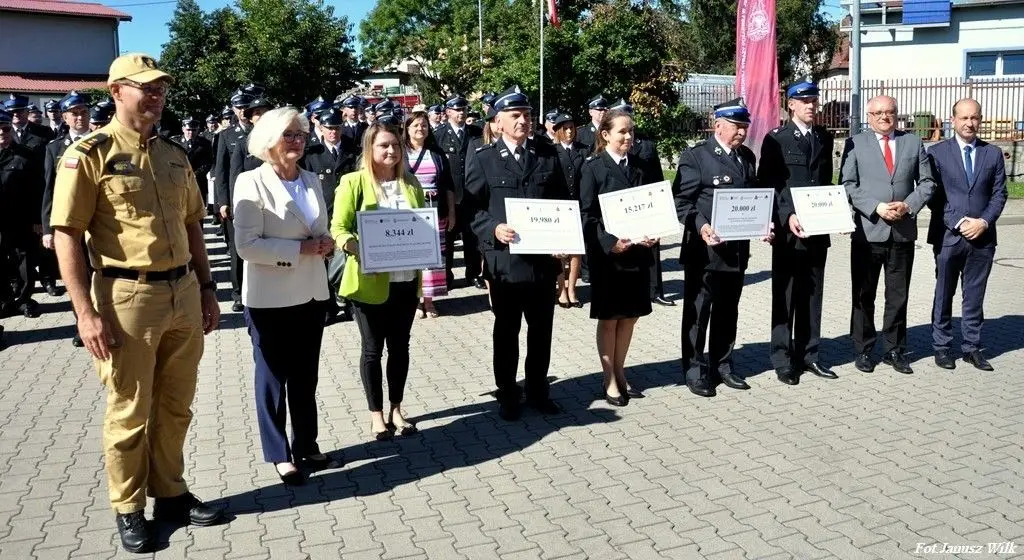 Strażacy z naszego powiatu z promesami na zakup sprzętu