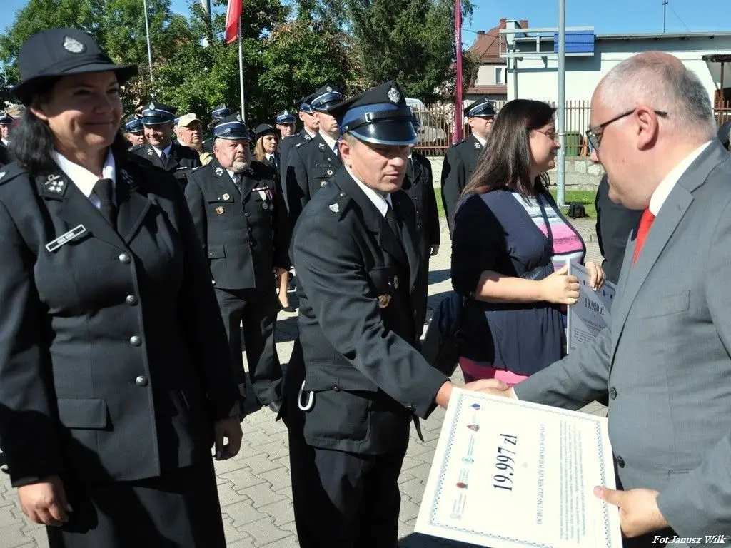 Strażacy z naszego powiatu z promesami na zakup sprzętu