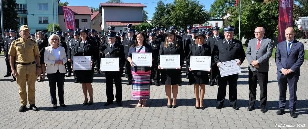 Strażacy z naszego powiatu z promesami na zakup sprzętu