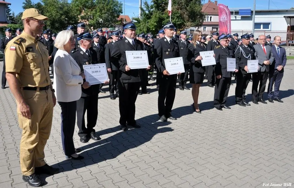 Strażacy z naszego powiatu z promesami na zakup sprzętu
