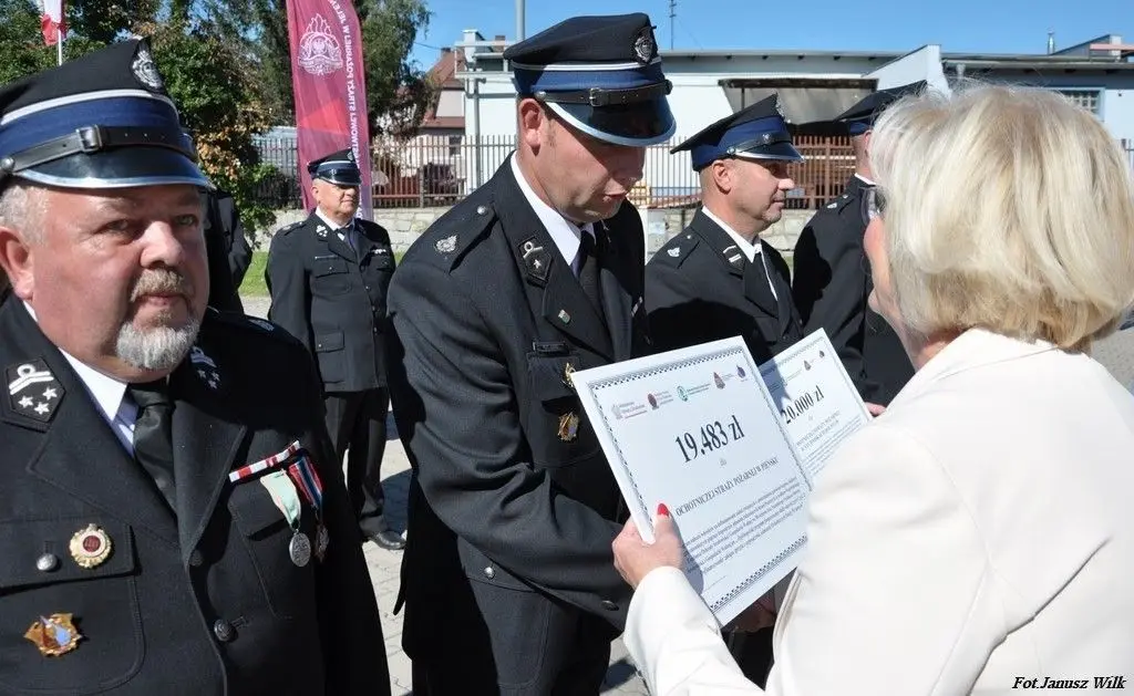 Strażacy z naszego powiatu z promesami na zakup sprzętu
