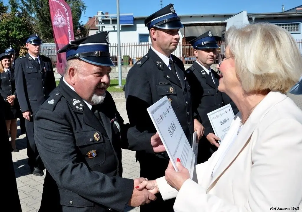 Strażacy z naszego powiatu z promesami na zakup sprzętu