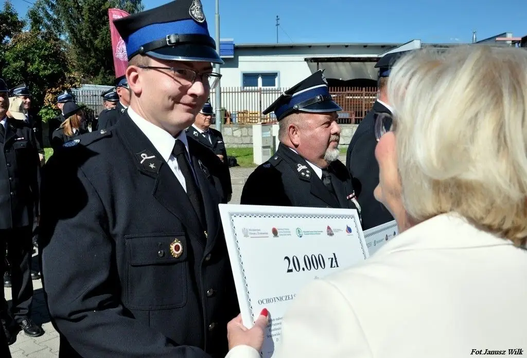 Strażacy z naszego powiatu z promesami na zakup sprzętu