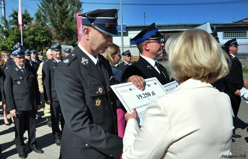 Strażacy z naszego powiatu z promesami na zakup sprzętu