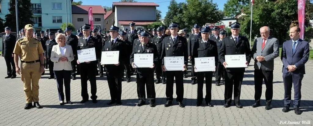 Strażacy z naszego powiatu z promesami na zakup sprzętu