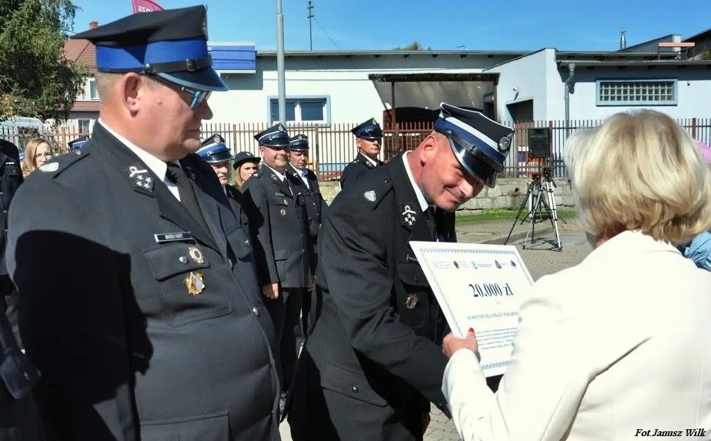 Strażacy z naszego powiatu z promesami na zakup sprzętu